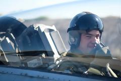 Δείτε τον Τσίπρα με στολή πιλότου να πετά με F-16  [photos+video]