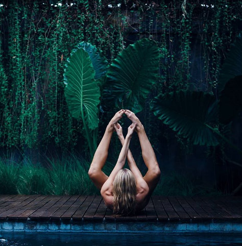 Το γυμνό μοντέλο που κάνει yoga και «ρίχνει» το Instagram - Φωτογραφία 4