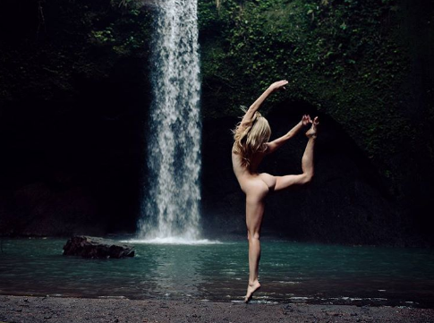 Το γυμνό μοντέλο που κάνει yoga και «ρίχνει» το Instagram - Φωτογραφία 6