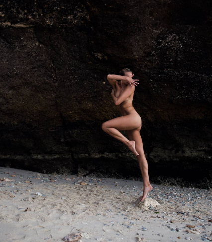 Το γυμνό μοντέλο που κάνει yoga και «ρίχνει» το Instagram - Φωτογραφία 7