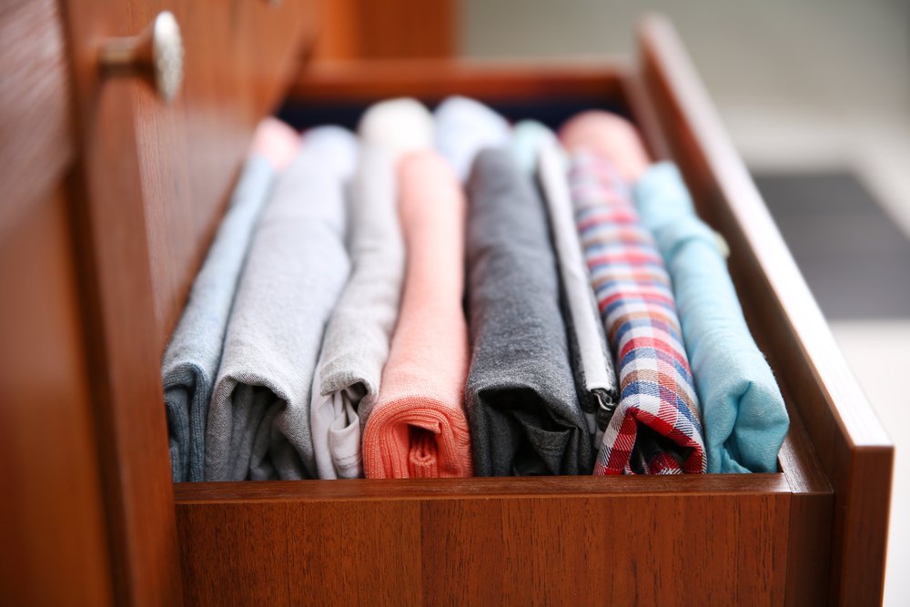 9 έξυπνοι τρόποι να μαζέψετε τα καλοκαιρινά ρούχα χωρίς να πιάνουν χώρο [video] - Φωτογραφία 1