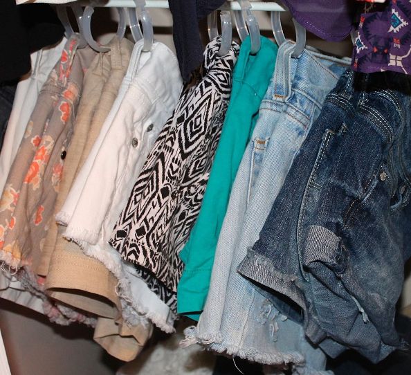 9 έξυπνοι τρόποι να μαζέψετε τα καλοκαιρινά ρούχα χωρίς να πιάνουν χώρο [video] - Φωτογραφία 5