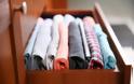 9 έξυπνοι τρόποι να μαζέψετε τα καλοκαιρινά ρούχα χωρίς να πιάνουν χώρο [video]