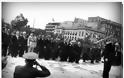 H συγκλονιστική στιγμή που ο εκφωνητής αναγγέλει την Αθήνα ελεύθερη από τους ναζί - Φωτογραφία 3