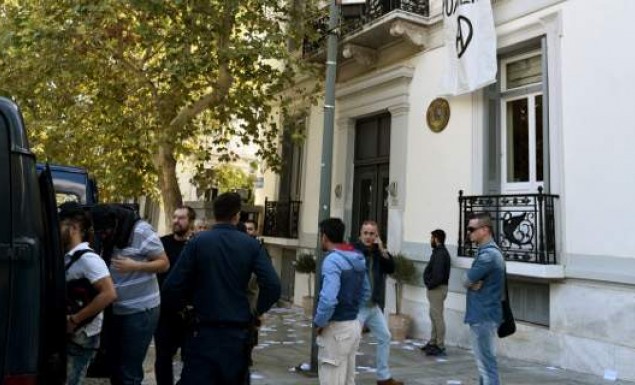 Εξι μήνες φυλάκιση με αναστολή στα μέλη του Ρουβίκωνα για το συμβάν στην ισπανική πρεσβεία - Φωτογραφία 1