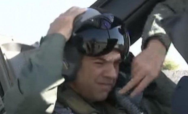 Η ΚΝΕ τρολάρει τον Τσίπρα και την πτήση του με το F-16 [Βίντεο] - Φωτογραφία 1