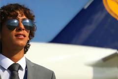 Η δουλειά των ονείρων μας: 20χρονος ταξιδεύει τον κόσμο «τεστάροντας» θέσεις αεροπλάνων