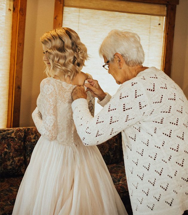 Η πιο συγκινητική στιγμή σε αυτό το γάμο ήταν η αντίδραση της γιαγιάς όταν είδε το νυφικό της εγγονής της! - Φωτογραφία 5