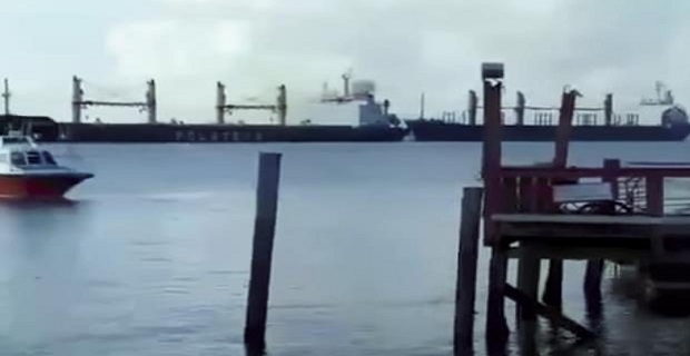 Σύγκρουση φορτηγών πλοίων στον Αμαζόνιο! [video] - Φωτογραφία 1