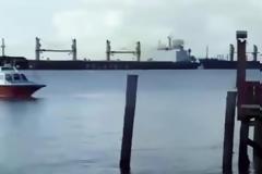 Σύγκρουση φορτηγών πλοίων στον Αμαζόνιο! [video]