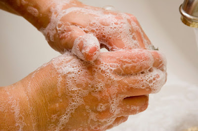 Το πλύσιμο των χεριών προλαμβάνει ασθένειες. Πώς πρέπει να γίνεται και τι κακό κάνει το υπερβολικό πλύσιμο; - Φωτογραφία 1