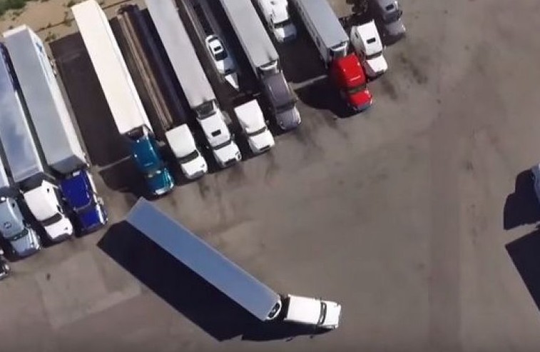 Το πιο εντυπωσιακότερο παρκάρισμα νταλίκας που έχετε δει! [video] - Φωτογραφία 1