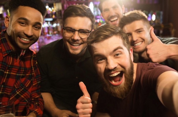 Οι άντρες περνούν καλύτερα με τους φίλους παρά με τη σύντροφο, μας λέει νέα έρευνα - Φωτογραφία 1
