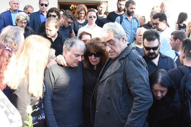 Σπαραγμός στην κηδεία του Γιώργου Σαρρή: Λύγισε η Χαρούλα Αλεξίου - Φωτογραφία 3