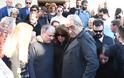 Σπαραγμός στην κηδεία του Γιώργου Σαρρή: Λύγισε η Χαρούλα Αλεξίου - Φωτογραφία 1