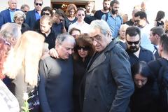 Σπαραγμός στην κηδεία του Γιώργου Σαρρή: Λύγισε η Χαρούλα Αλεξίου