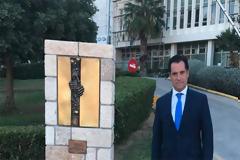 Ο Άδωνις πόζαρε και γέλασε με το μνημείο πεσόντων της ΕΡΤ – «Γράφει μια μούφα του Σώρρα» [Εικόνες]