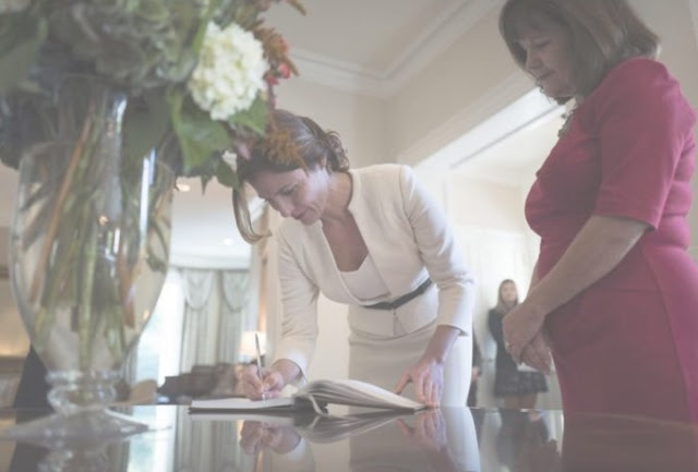Οι πανάκριβες γόβες της Μπέτυς Μπαζιάνα, που φόρεσε στον Λευκό Οίκο και έριξε το διαδίκτυο [photos] - Φωτογραφία 9