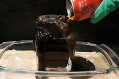 Πώς αντιδρά ο ανθρώπινος ο οργανισμός στην Cola -Ανατριχιαστικό πείραμα