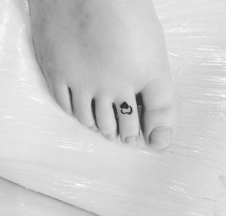 Μικροσκοπικά τατουάζ που μπορείς να κάνεις στα δάχτυλα των ποδιών σου - Φωτογραφία 2