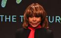 Σπάνια δημόσια εμφάνιση για την 77χρονη Tina Turner