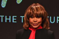 Σπάνια δημόσια εμφάνιση για την 77χρονη Tina Turner