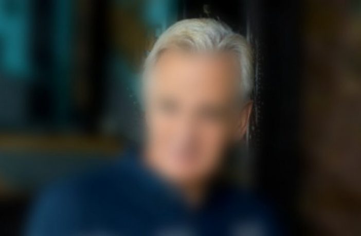 Πασίγνωστος Έλληνας ηθοποιός σταμάτησε να βάφει τα μαλλιά του – Δείτε τον με το λευκό… φυσικό του χρώμα - Φωτογραφία 1