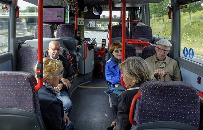 Προσοχή: Μη δίνετε τη θέση σας σε ηλικιωμένους στα μέσα μεταφοράς - Φωτογραφία 1