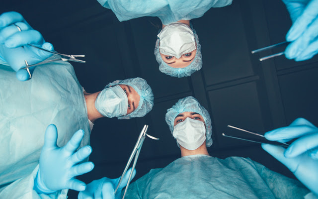 Για ποιο λόγο οι χειρουργοί φορούν μπλε ή πράσινες στολές; - Φωτογραφία 1