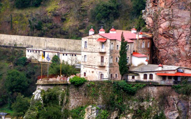 Το μοναστήρι νότια του Καρπενησίου που μοιάζει σαν να κρέμεται από τους βράχους - Φωτογραφία 1