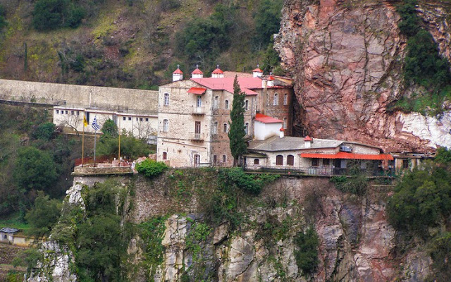 Το μοναστήρι νότια του Καρπενησίου που μοιάζει σαν να κρέμεται από τους βράχους - Φωτογραφία 2
