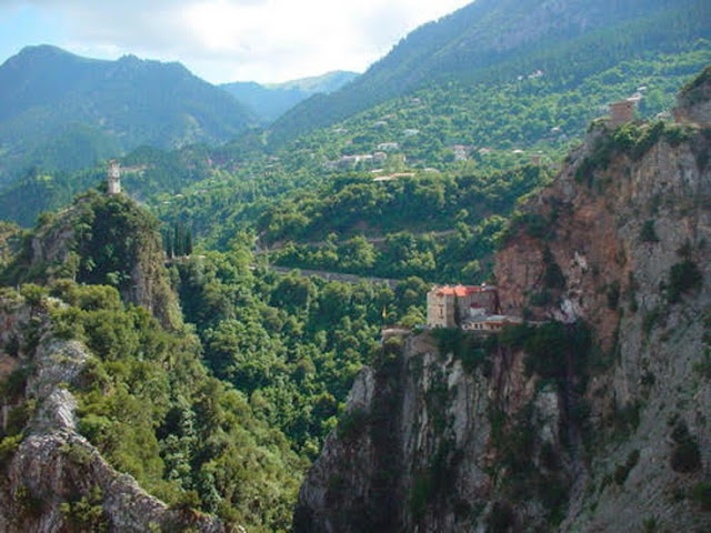Το μοναστήρι νότια του Καρπενησίου που μοιάζει σαν να κρέμεται από τους βράχους - Φωτογραφία 4
