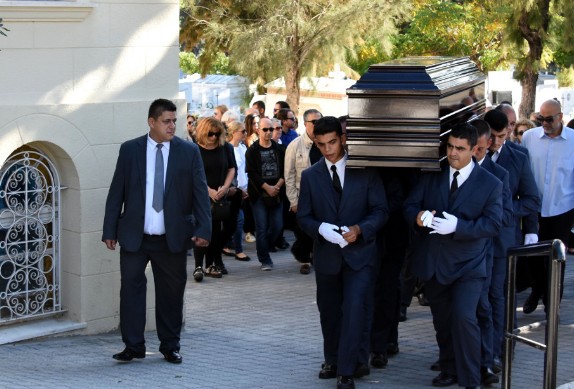 Βαθιά θλίψη και συγκίνηση στην κηδεία της Βέτας Μπετίνη - Ποια η επιθυμία της κόρης της [photos] - Φωτογραφία 7