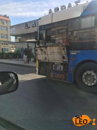 Απίστευτο! Οδηγός του ΟΑΣΘ οδηγεί κρατώντας ταυτόχρονα το καπό της μηχανής του λεωφορείου στη Θεσσαλονίκη [photo] - Φωτογραφία 2