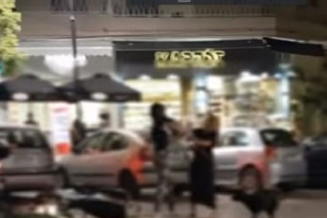 Αγριο βρωμόξυλο μεταξύ γυναικών στο κέντρο της Θεσσαλονίκης... [video] - Φωτογραφία 1