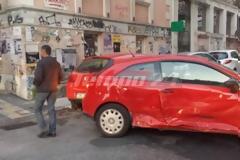 Πάτρα: Σοβαρό τροχαίο στο κέντρο της πόλης - Σφοδρή σύγκρουση δύο οχημάτων - Την πλήρωσε και σταθμευμένο - Στο νοσοκομείο ένας τραυματίας