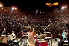 Πόσο ηδονή να σε ανεβάζουν στη σκηνή οι Foo Fighters;