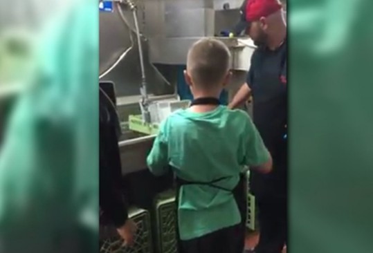 Η συγκινητική έκπληξη από το προσωπικό εστιατορίου σε ένα παιδί με αυτισμό [video] - Φωτογραφία 1