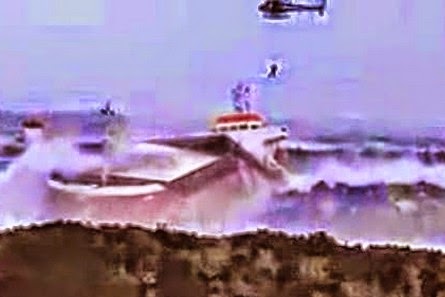 Απίστευτο βίντεο - Πλοίο σπάει στη μέση ενώ παλεύει με τεράστια κύματα... [video] - Φωτογραφία 1