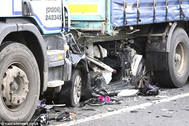 ΤΡΟΜΑΚΤΙΚΟ ατύχημα: Αυτοκίνητο πολτοποιήθηκε κάτω από φορτηγό - Φωτογραφίες που κόβουν την ανάσα - Φωτογραφία 2