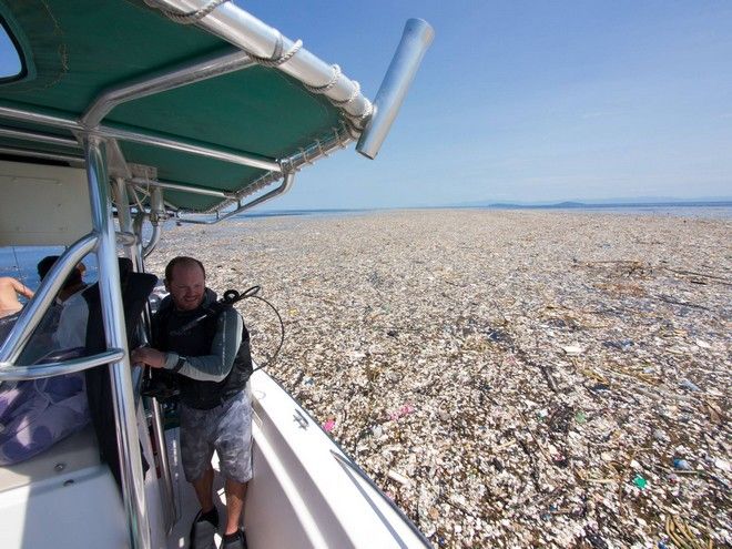 Θάλασσα από πλαστικά: Όταν το νερό έχει αντικατασταθεί από μπουκάλια και σακούλες - Φωτογραφία 1