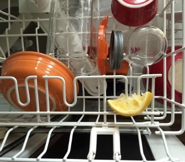 Τι θα συμβεί αν βάλετε μια φλούδα λεμόνι μέσα στο πλυντήριο πιάτων σας - Φωτογραφία 1