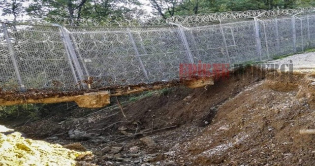 Φωτογραφία ντοκουμέντοαπό τον Έβρο: Ξέφραγο αμπέλι τα σύνορα.Έσκαψαν περάσματα κάτω από τον φράχτη οι λαθρομετανάστες - Φωτογραφία 1