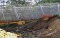 Φωτογραφία ντοκουμέντοαπό τον Έβρο: Ξέφραγο αμπέλι τα σύνορα.Έσκαψαν περάσματα κάτω από τον φράχτη οι λαθρομετανάστες