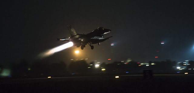 Τρόμος στην Αλβανία: Ελληνικό F-16 πέταξε νύχτα στα σύνορα – Οι Αλβανοί το είδαν πάνω από τα κεφάλια τους και έτρεχαν να μπουν στα σπίτια τους (βίντεο) - Φωτογραφία 1