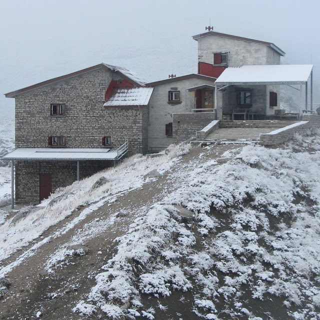 Γιάννενα: Έπεσαν τα πρώτα χιόνια στο καταφύγιο της Αστράκας - Φωτογραφία 2