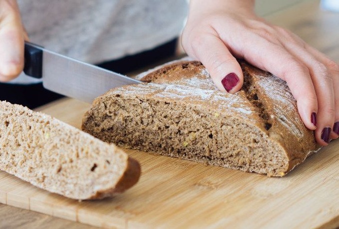 Τόσα χρόνια κόβαμε λάθος το ψωμί - Ο πιο πρακτικός τρόπος [video] - Φωτογραφία 1