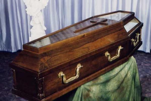 Κηδείες με δανεικά φέρετρα – Τα επιστρέφουν μετά την ταφή στα γραφεία τελετών - Φωτογραφία 1