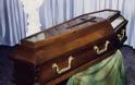 Κηδείες με δανεικά φέρετρα – Τα επιστρέφουν μετά την ταφή στα γραφεία τελετών
