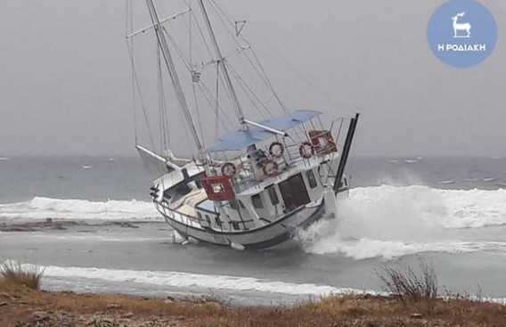 Απίστευτες εικόνες από τη Ρόδο: Η κακοκαιρία έβγαλε καράβι στη στεριά [photos] - Φωτογραφία 1